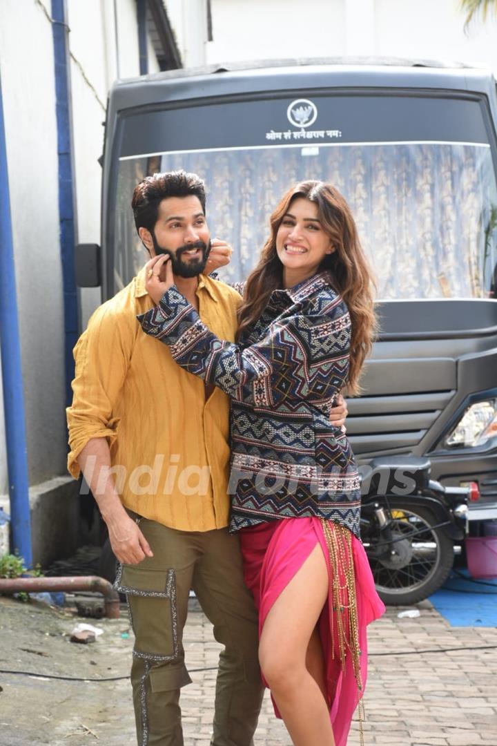 Varun Dhawan, Kriti Sanon snapped shooting for their upcoming film Bhediya