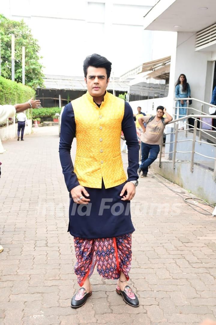 Maniesh Paul snapped on the set of  Jhalak Dikhhla Jaa 10 