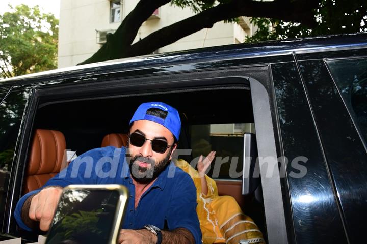 Ranbir Kapoor and Alia Bhatt snapped outside his residenc fans celebrate Ranbir Kapoor's Birthday