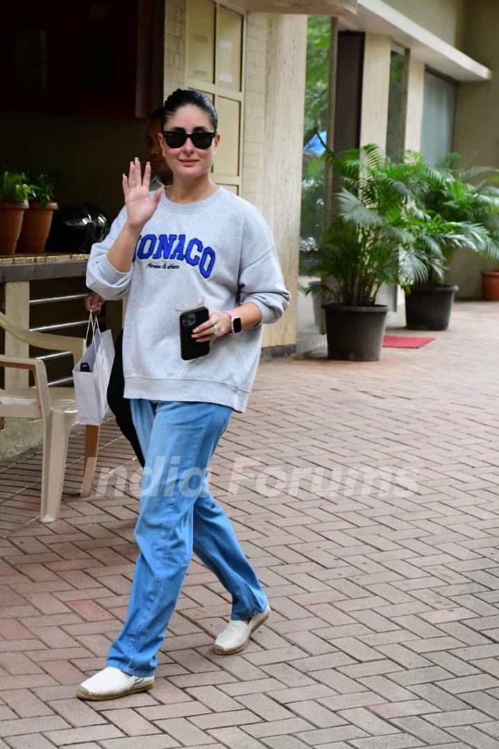 Kareena Kapoor spotted in Bandra