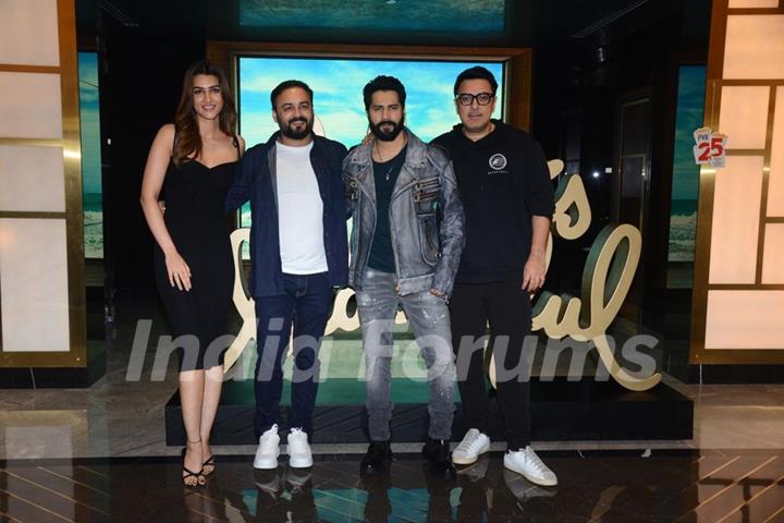 Varun Dhawan, Kriti Sanon, Amar Kaushik and Dinesh Vijan snapped special announcement for their film Bhediya