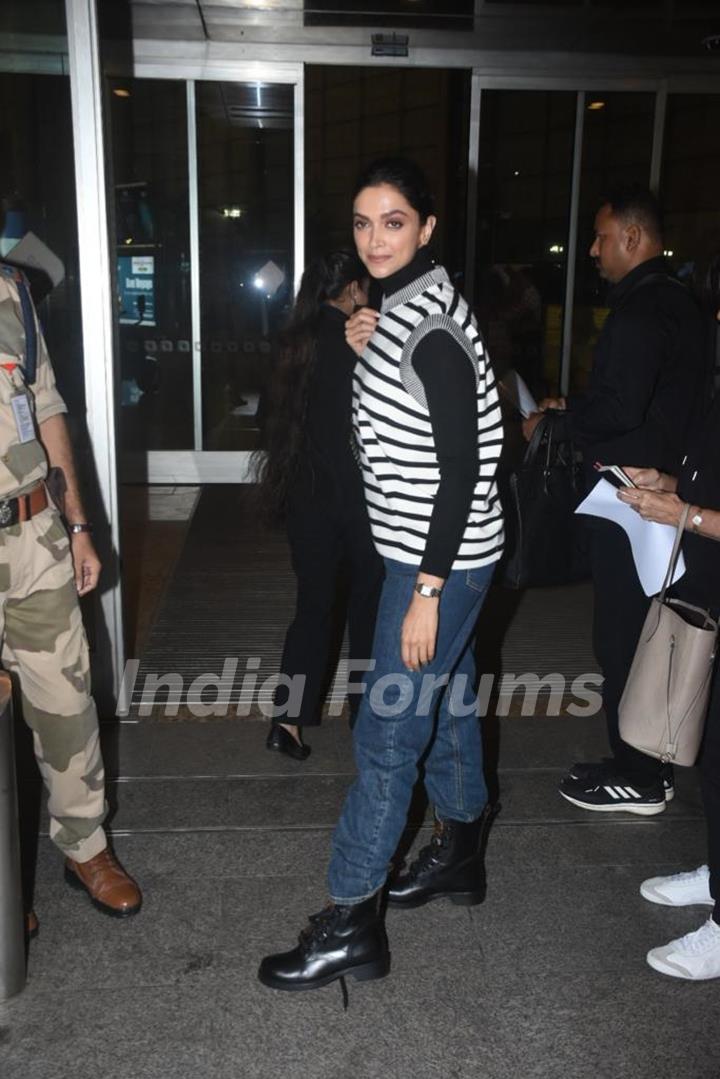 Deepika Padukone snapped at the Mumbai airport 