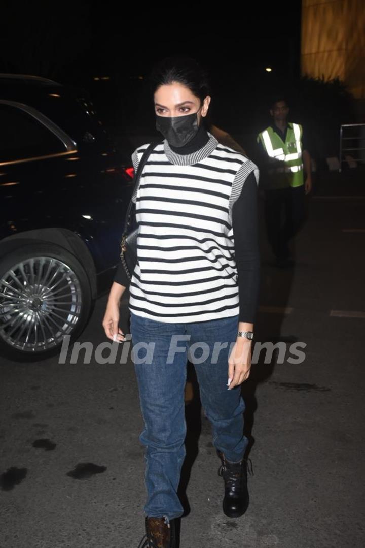 Deepika Padukone snapped at the Mumbai airport 