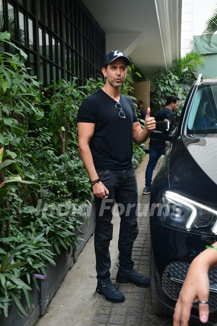 Hrithik Roshan snapped in juhu