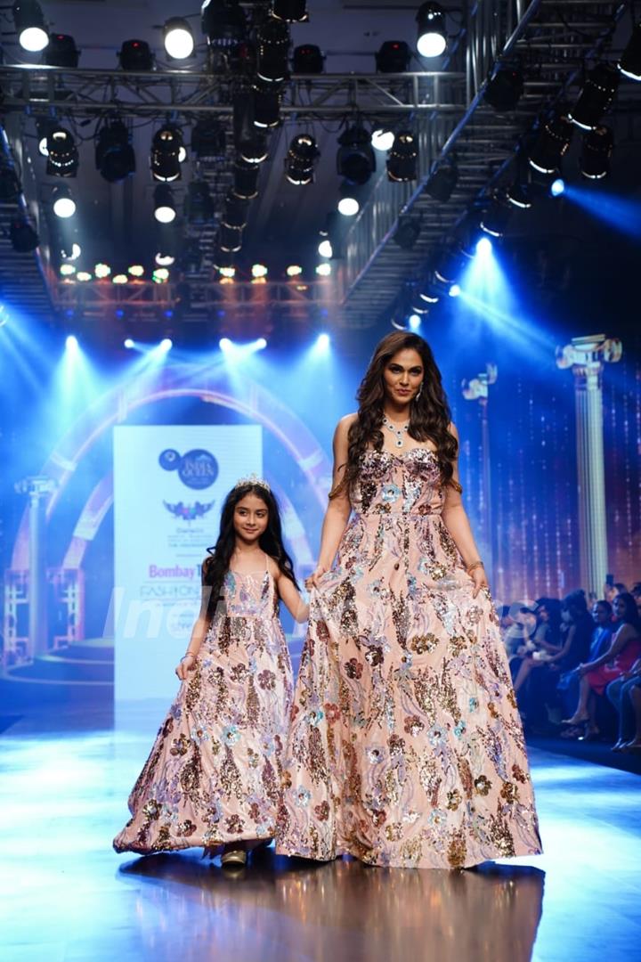 Isha Koppikar grace the ramp walk of the Bombay Times Fashion Week 2022