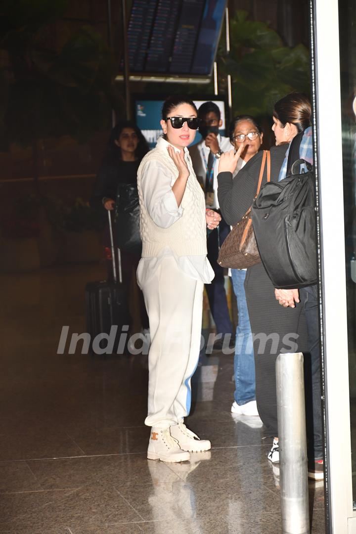 Kareena Kapoor spotted at the Mumbai airport