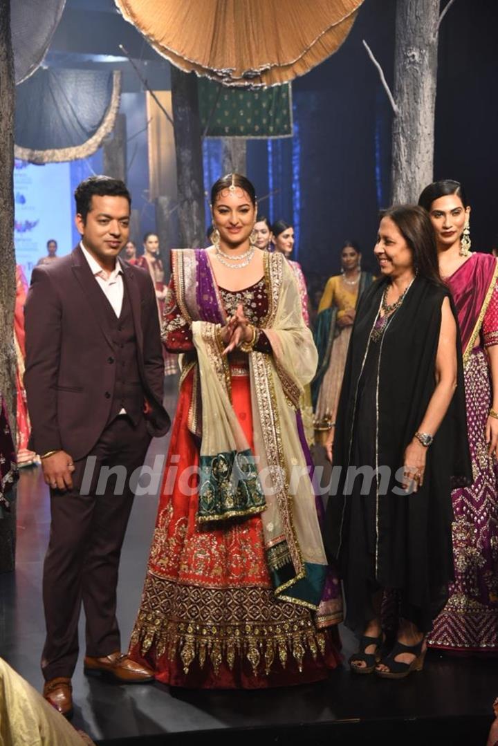 Sonakshi Sinha walk the ramp at the Bombay Times Fashion Week 2022