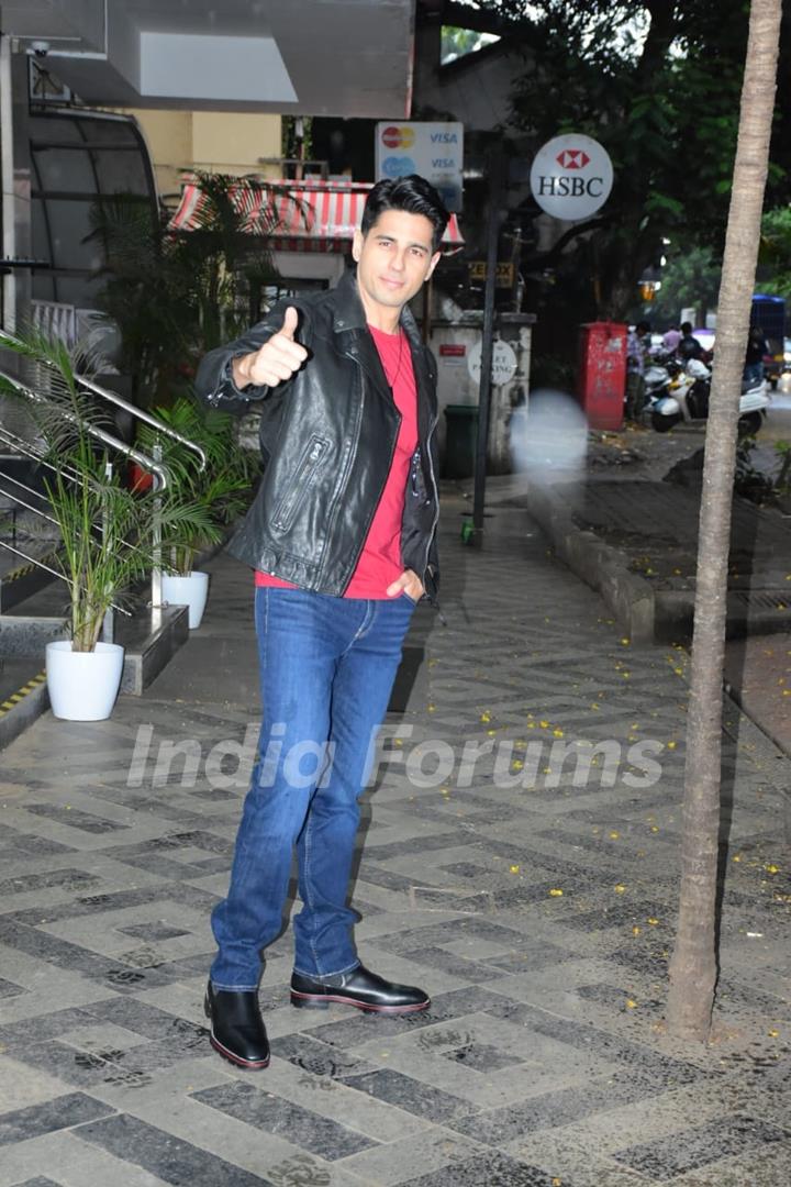 Sidharth Malhotra spotted in Bandra