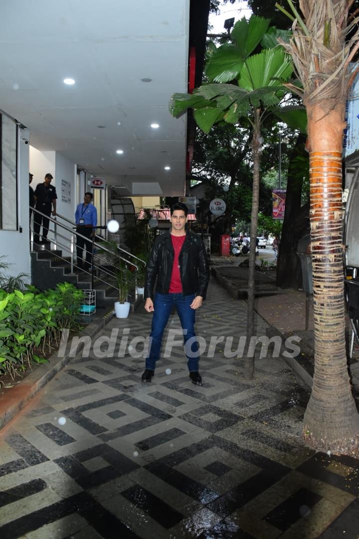 Sidharth Malhotra spotted in Bandra