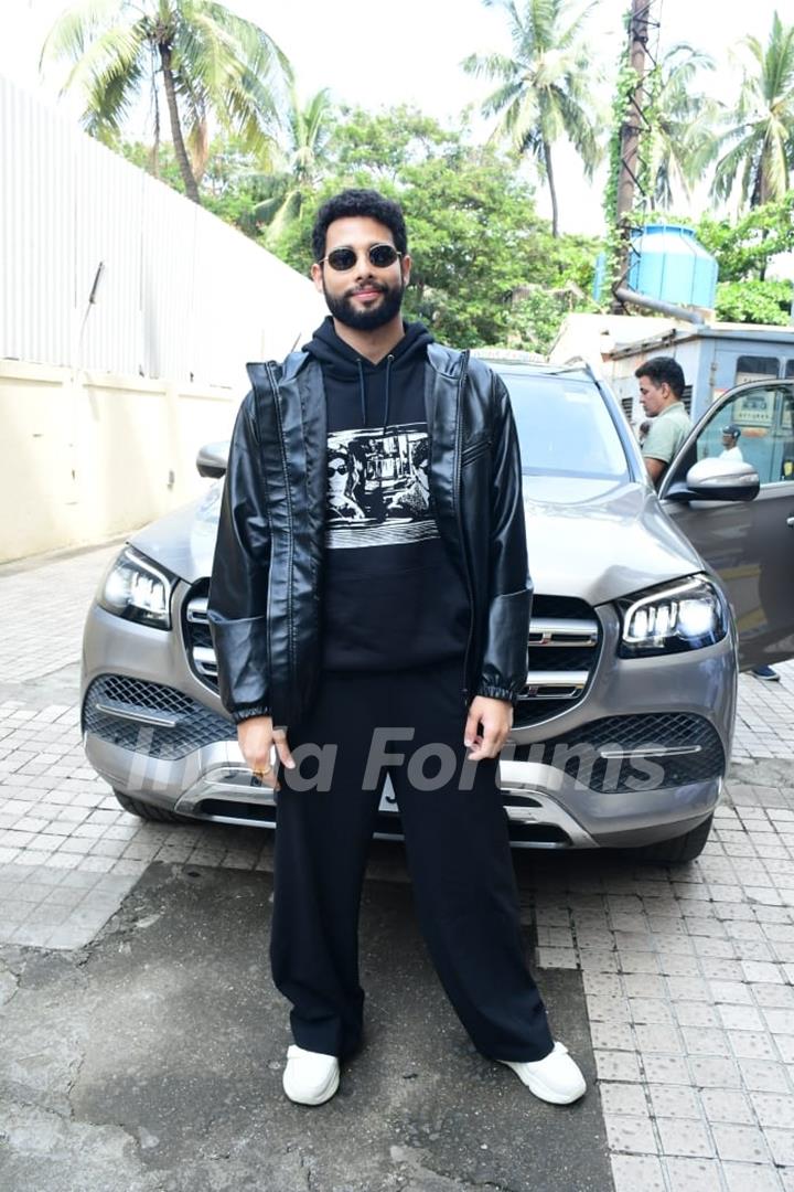 Siddhant Chaturvedi made a style statement in an all black ensemble at the trailer launch of Phone Bhoot