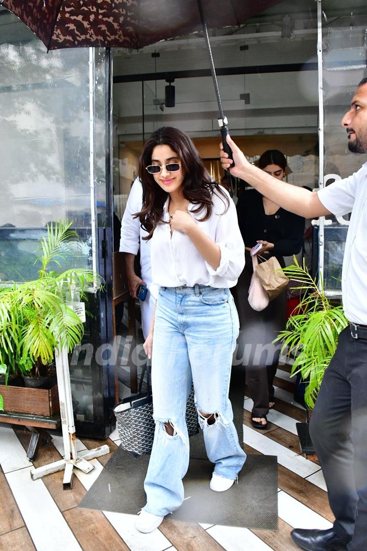 Janhvi Kapoor spotted in Bandra 