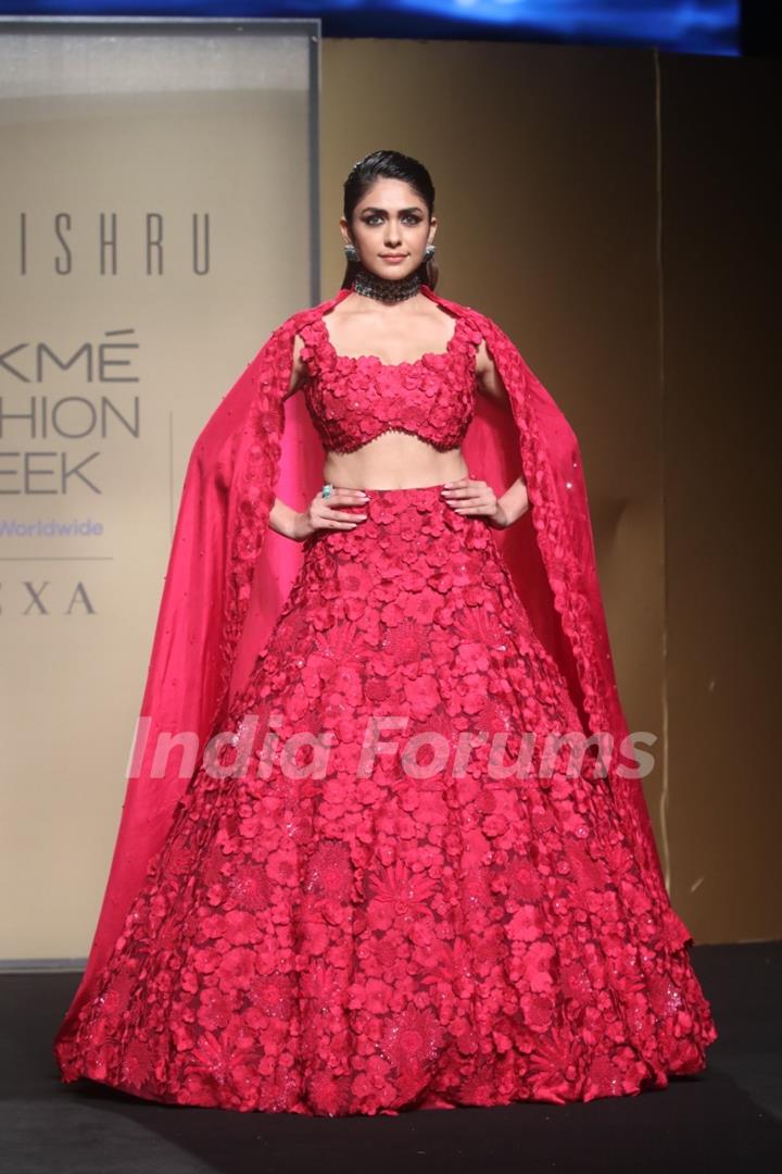 Breathtaking in red! Mrunal Thakur walked the ramp at the Lakme Fashion Week