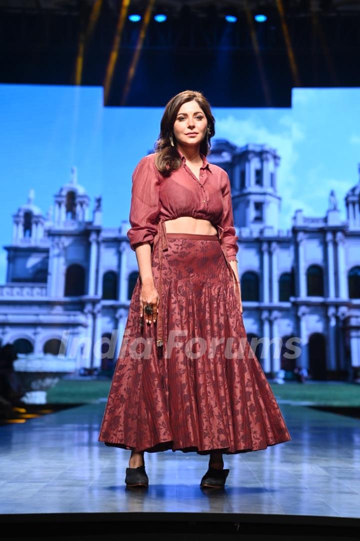 Kanika Kapoor walk the ramp of Lakme Fashion Week 2022