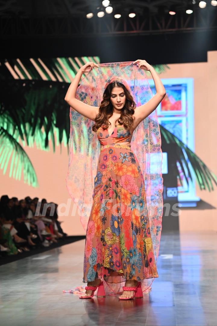  Rhea Chakraborty ramp walk as a showstoppers on Day 3 of the Lakme Fashion Week 2022 