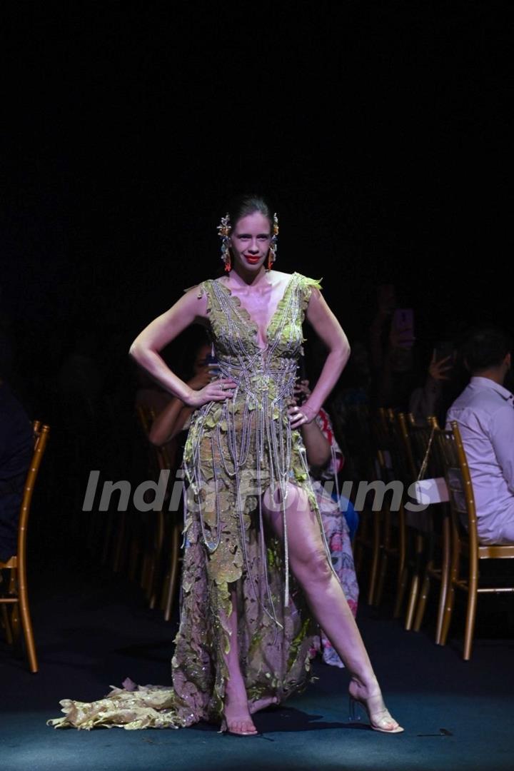 Kalki Koechlin ramp walk as a showstoppers on Day 3 of the Lakme Fashion Week 2022 