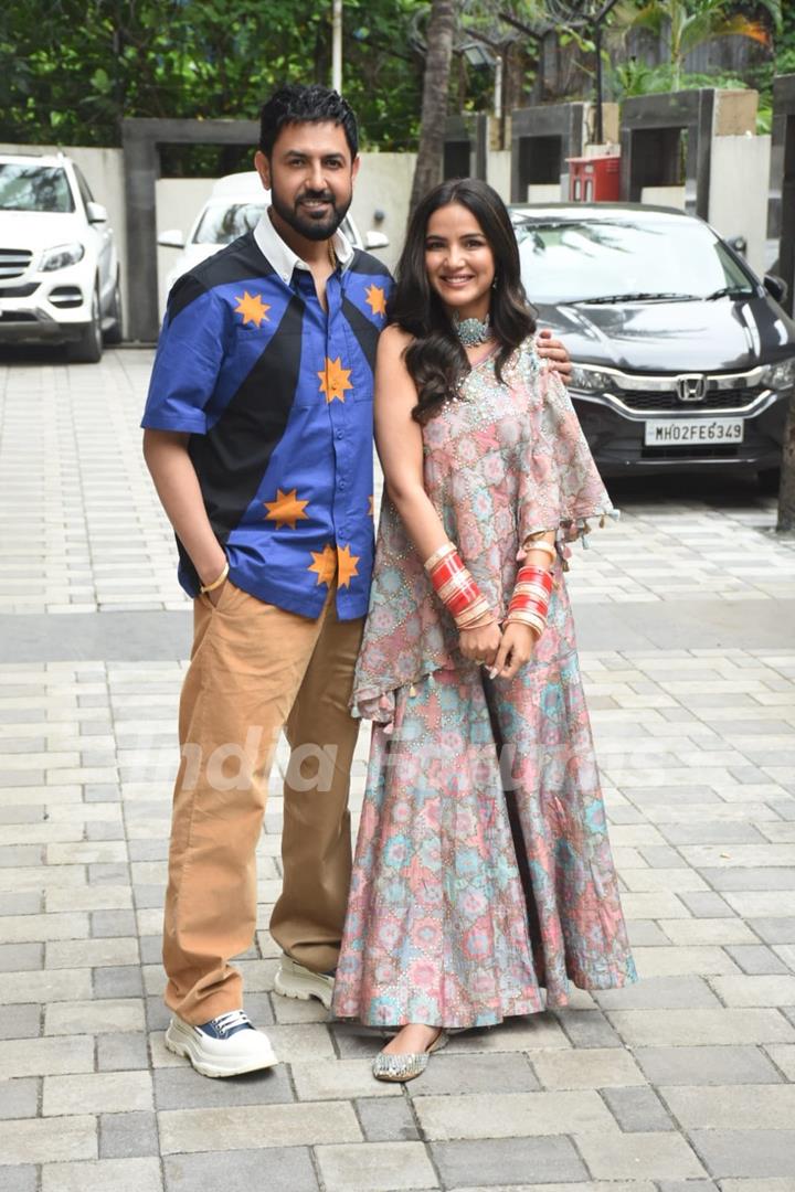 Jasmin Bhasin and Gippy Grewal spotted at at T-Series Office for the meeting of their upcoming movie 'Honeymoon