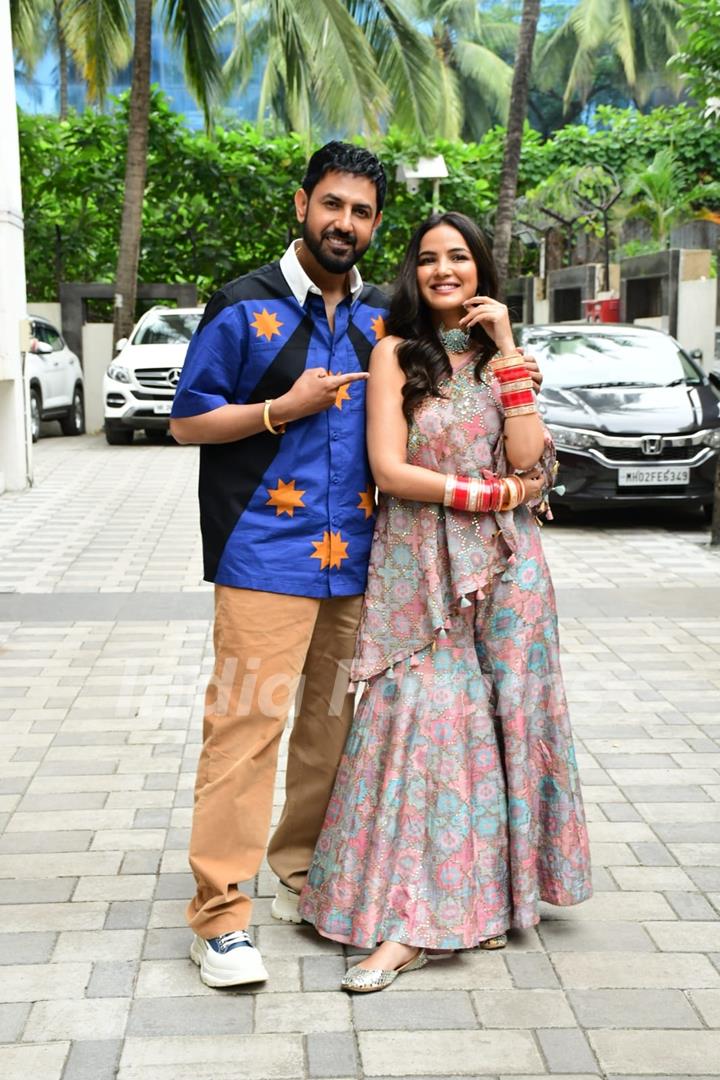 Jasmin Bhasin and Gippy Grewal spotted at at T-Series Office for the meeting of their upcoming movie 'Honeymoon