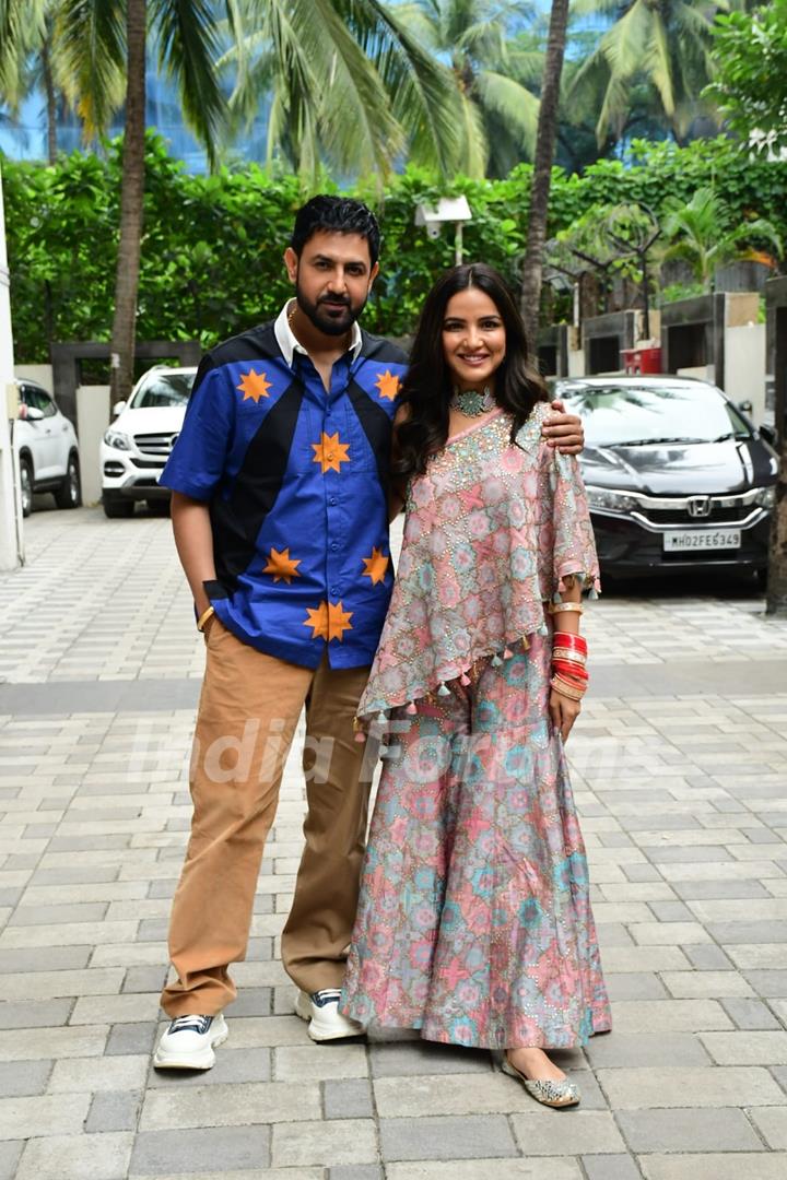 Jasmin Bhasin and Gippy Grewal spotted at at T-Series Office for the meeting of their upcoming movie 'Honeymoon