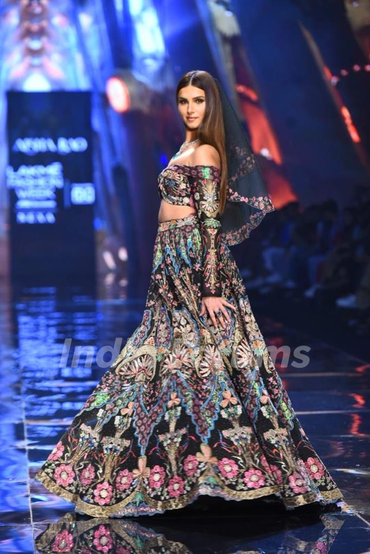 Tara Sutaria ramp walk as showstoppers on Day 4 of the Lakme Fashion Week 2022