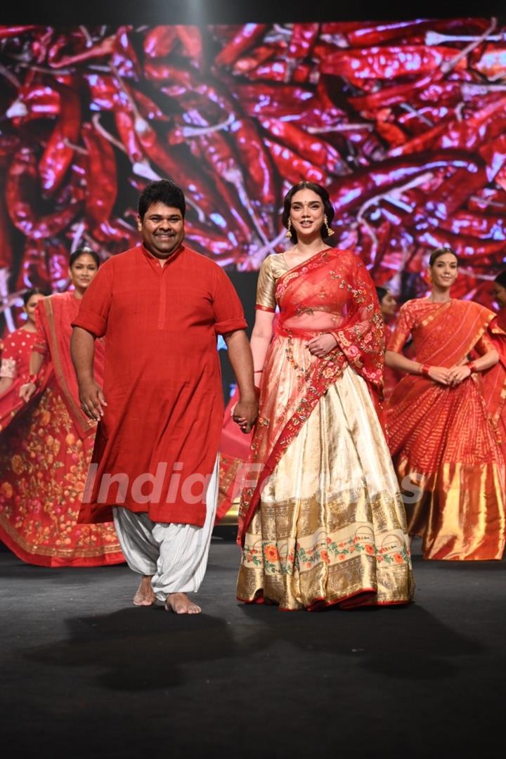 Aditi Rao Hydari ramp walk as showstoppers on Day 4 of the Lakme Fashion Week 2022