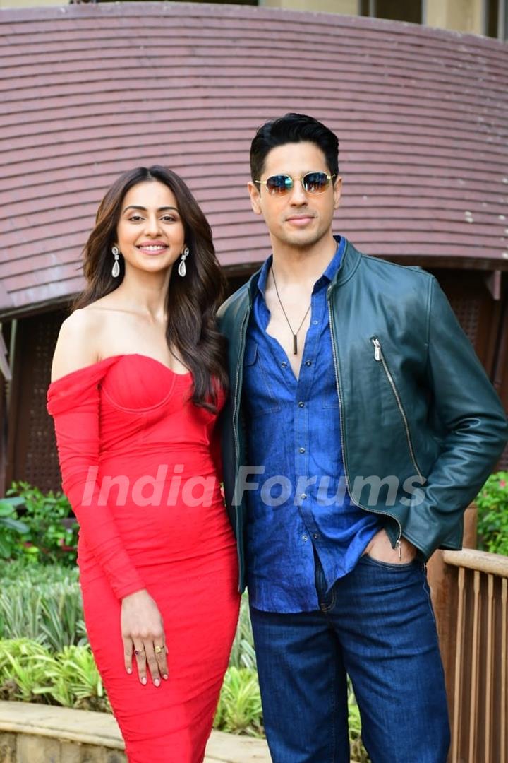 Sidharth Malhotra and Rakul Preet Singh spotted promotoing their upcoming film Thank God at JW Marriott in Juhu