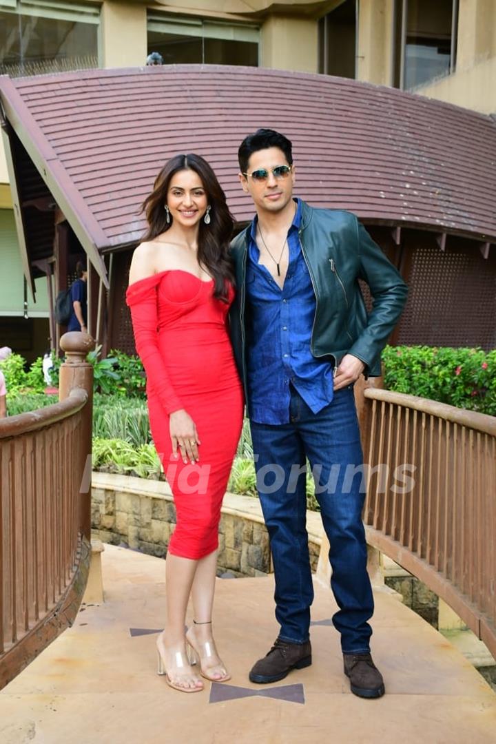 Sidharth Malhotra and Rakul Preet Singh spotted promotoing their upcoming film Thank God at JW Marriott in Juhu