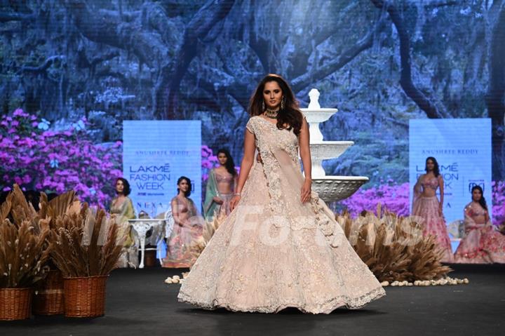 Sania Mirza ramp walk as showstoppers on Day 4 of the Lakme Fashion Week 2022