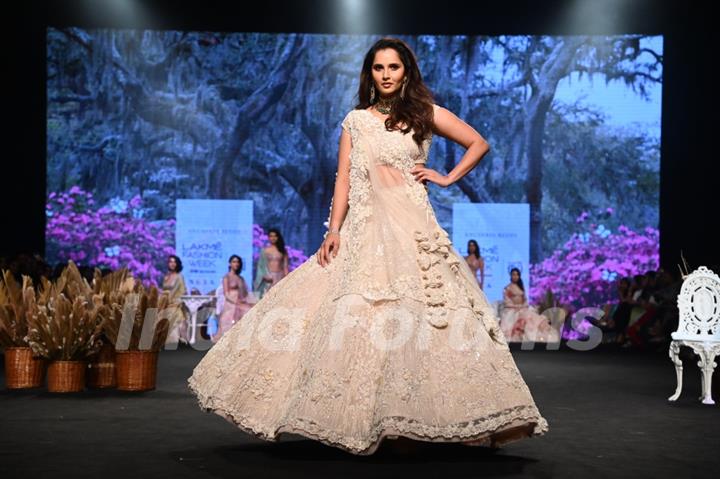 Sania Mirza ramp walk as showstoppers on Day 4 of the Lakme Fashion Week 2022