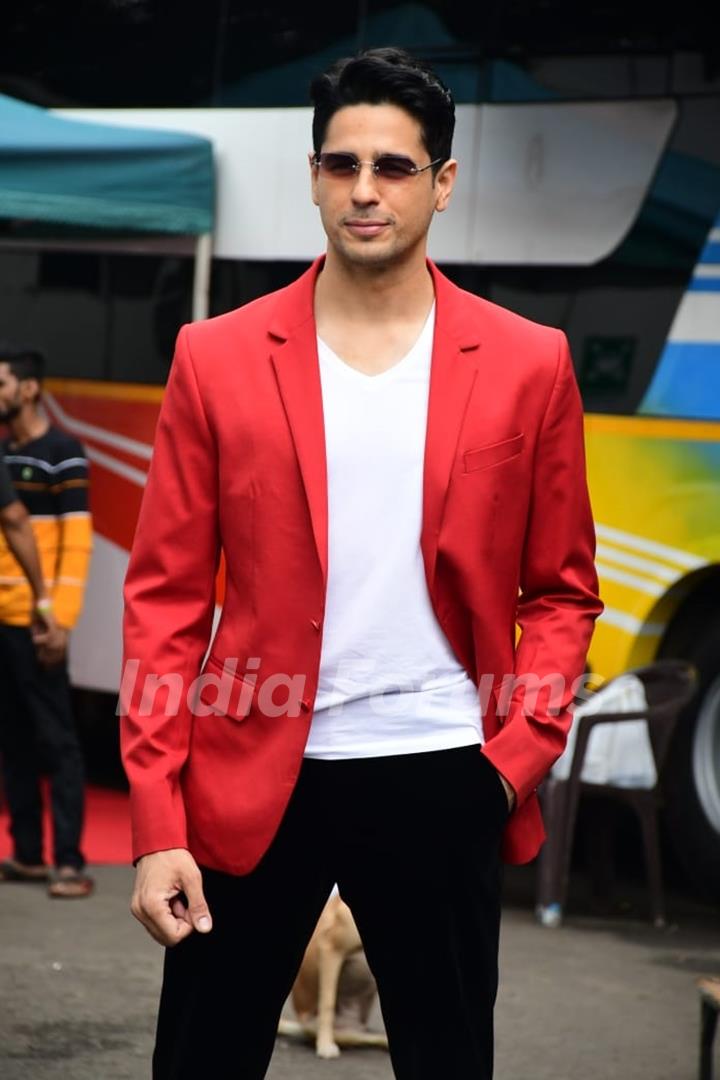 Sidharth Malhotra spotted promoting his upcoming fiilm Thank God on the set of Kapil Sharma Show 