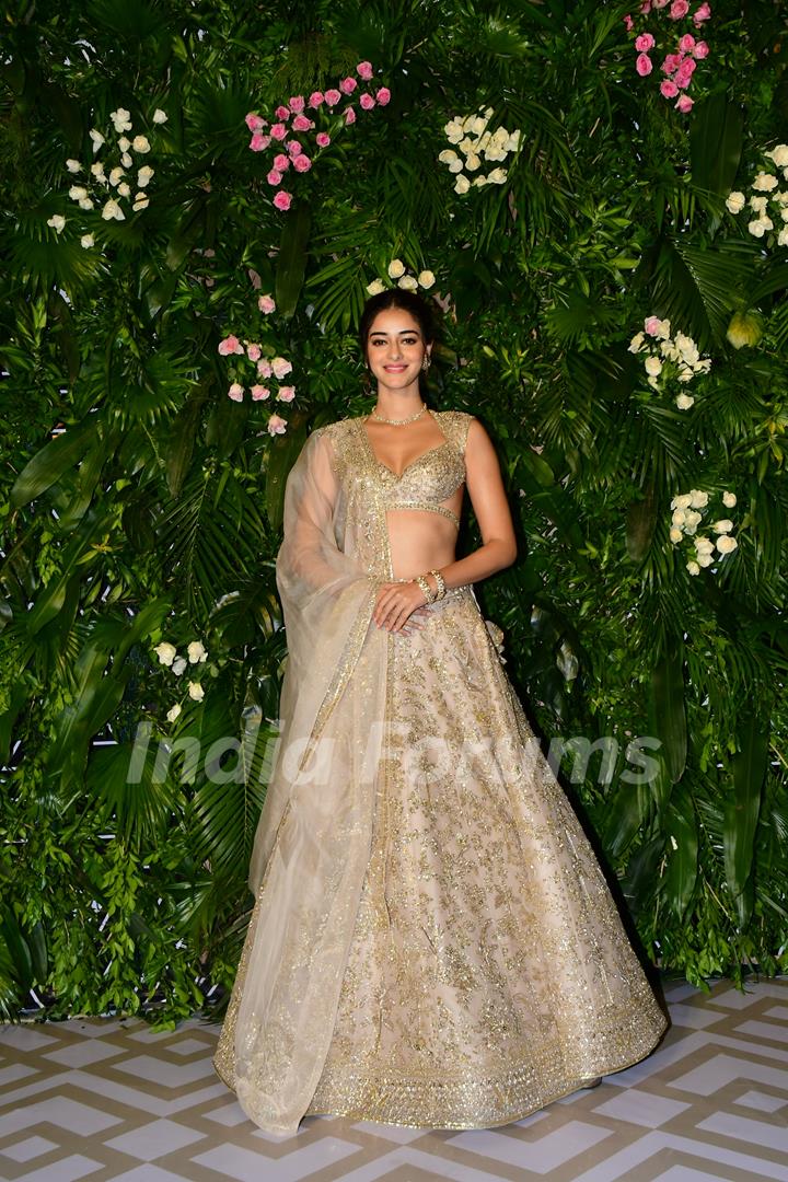 Ananya Panday looked sizzling hot in a golden lehenga at Kriti's Diwali bash