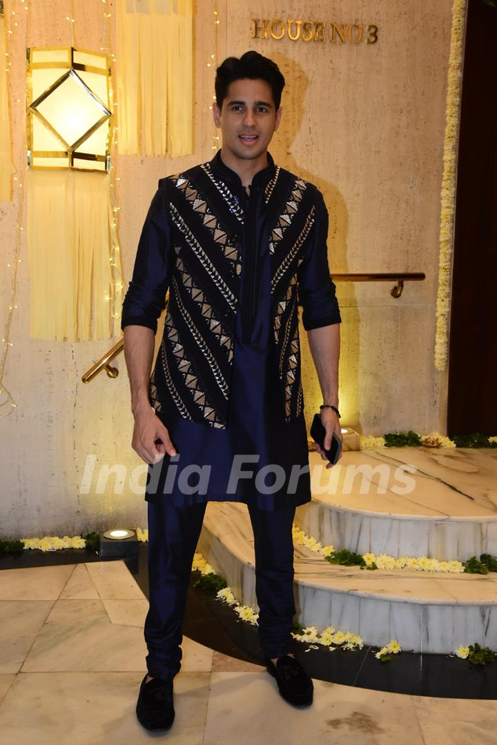 Siddhant Malhotra giving us desi munda vibes in a cream kurta set at Manish Malhotra's Diwali Party