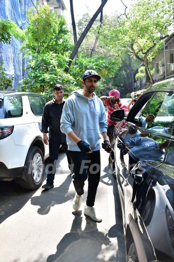 Kartik Aaryan spotted in Juhu 