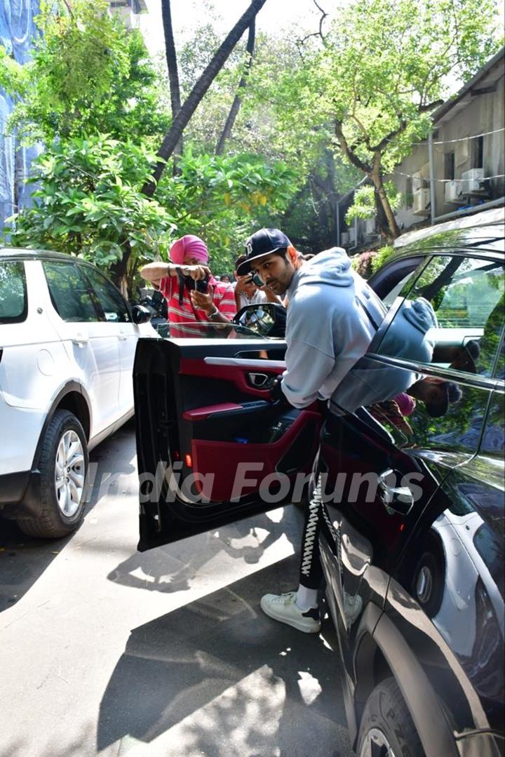 Kartik Aaryan spotted in Juhu 