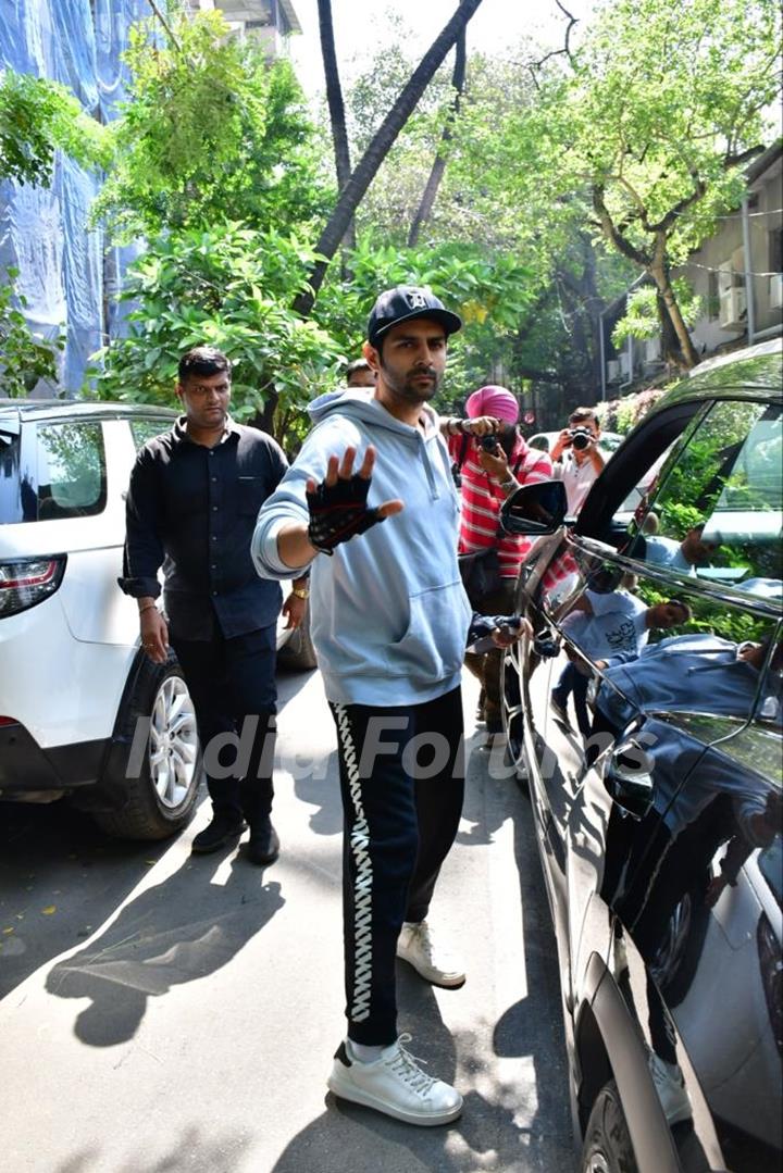 Kartik Aaryan spotted in Juhu 