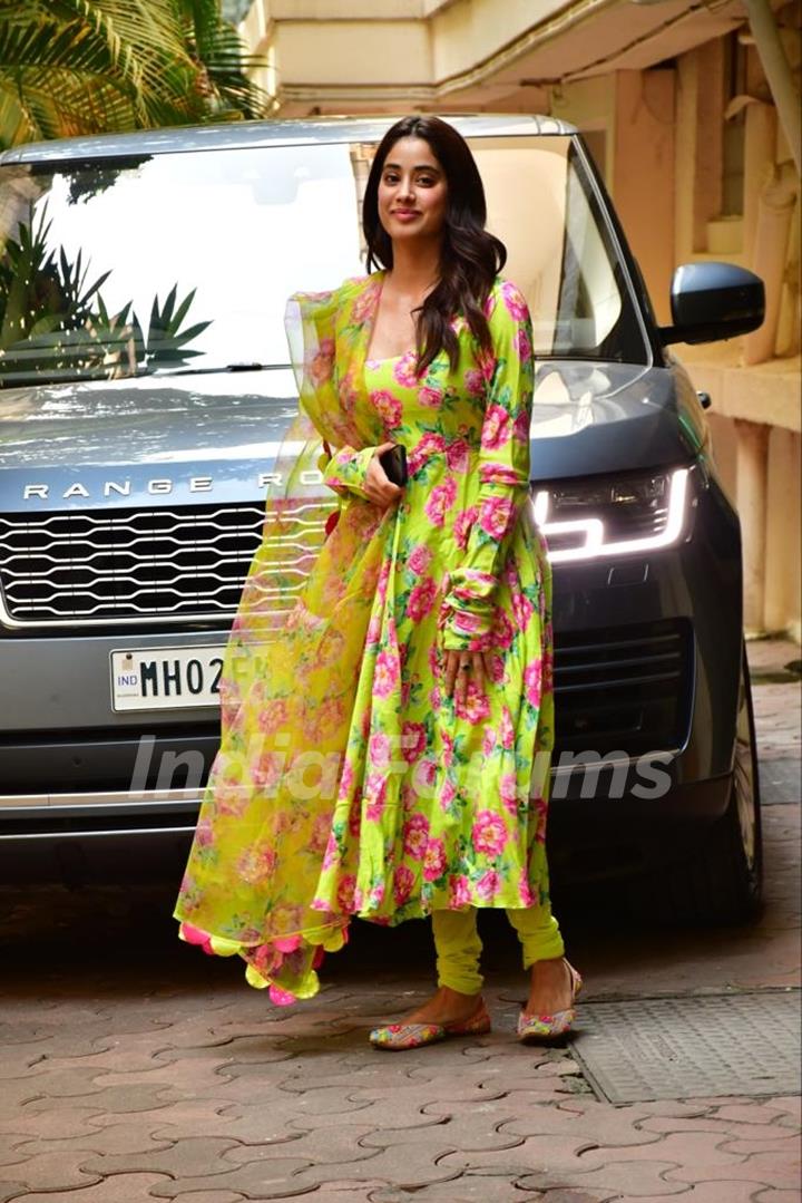 Janhvi Kapoor spotted at Arjun Kapoor residency 