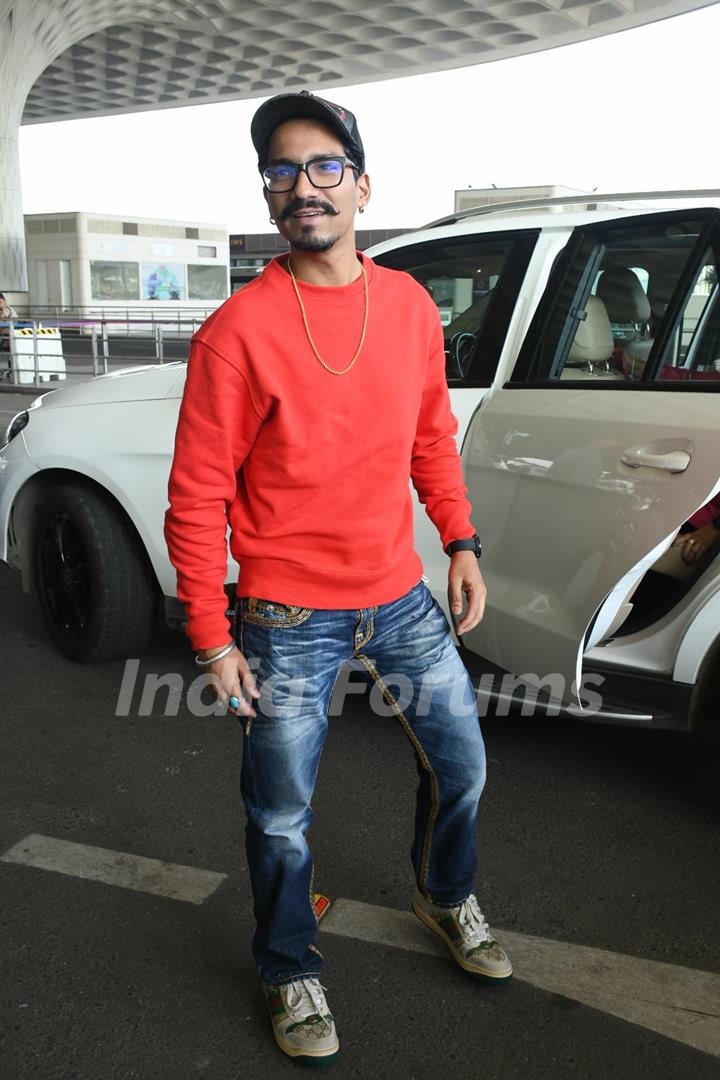 Haarsh Limbachiyaa spotted at the Mumbai airport