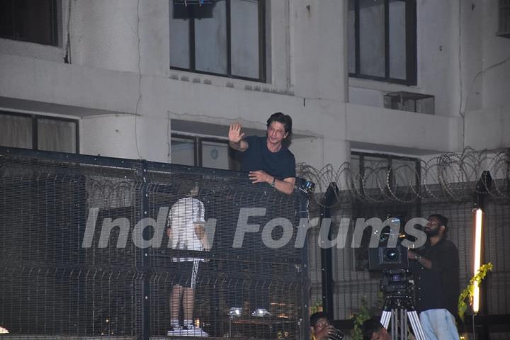 Shah Rukh Khan greets fans on his birthday at midnight outside Mannat in Bandra