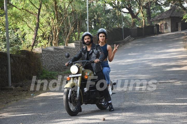 Varun Dhawan and Kriti Sanon snapped their film Bhediya on the set of Indian Idol