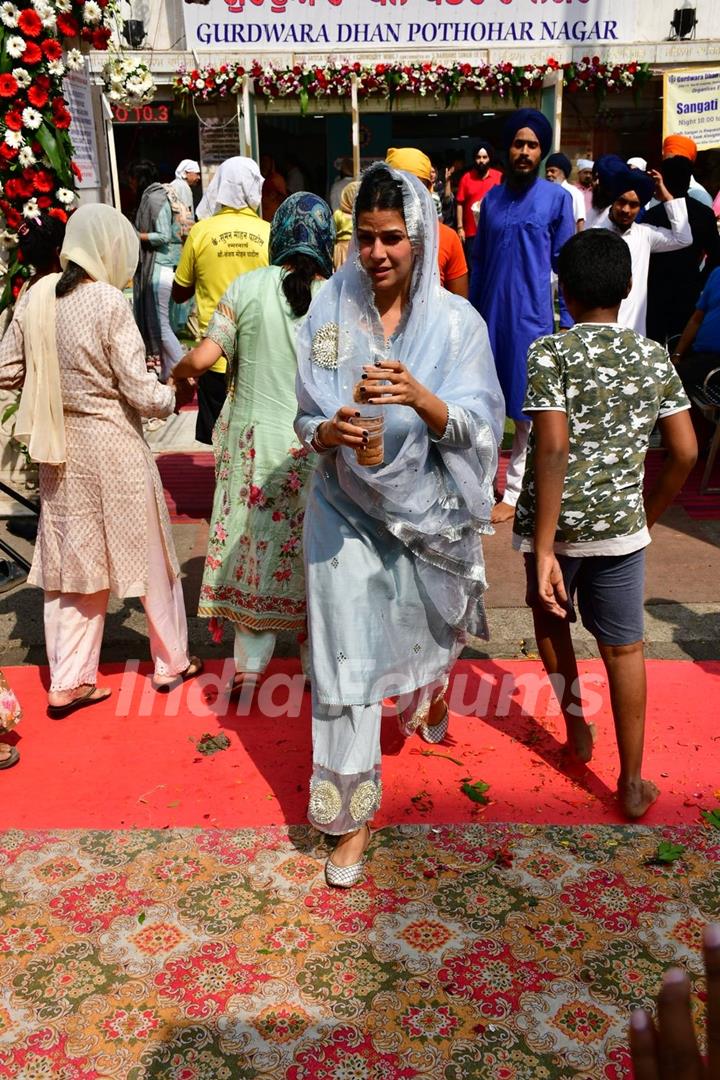 Nimrat Kaur spotted at Gurudwara in Khar 