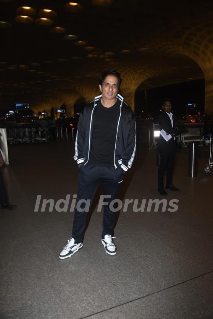 Sonu Sood snapped at the airport 