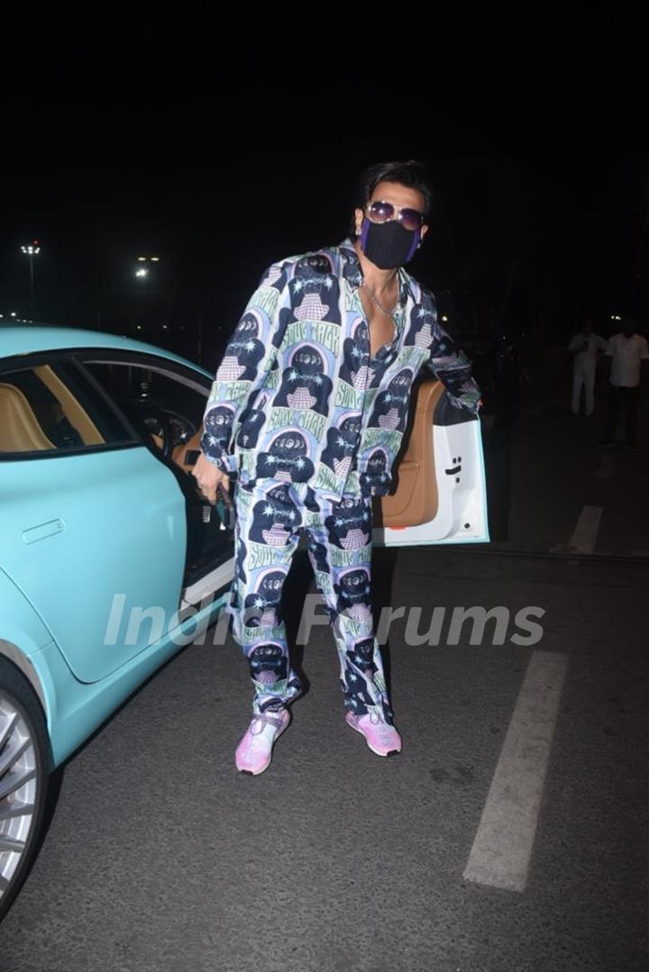 Ranveer Singh snapped at the airport 