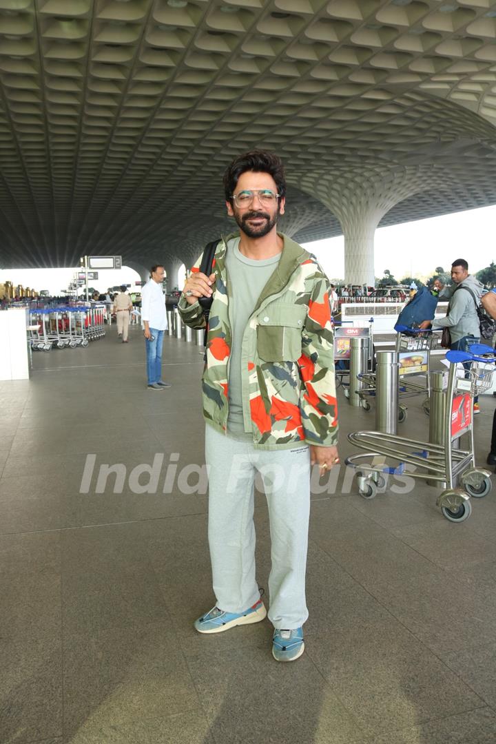 Sunil Grover spotted at the Mumbai airport