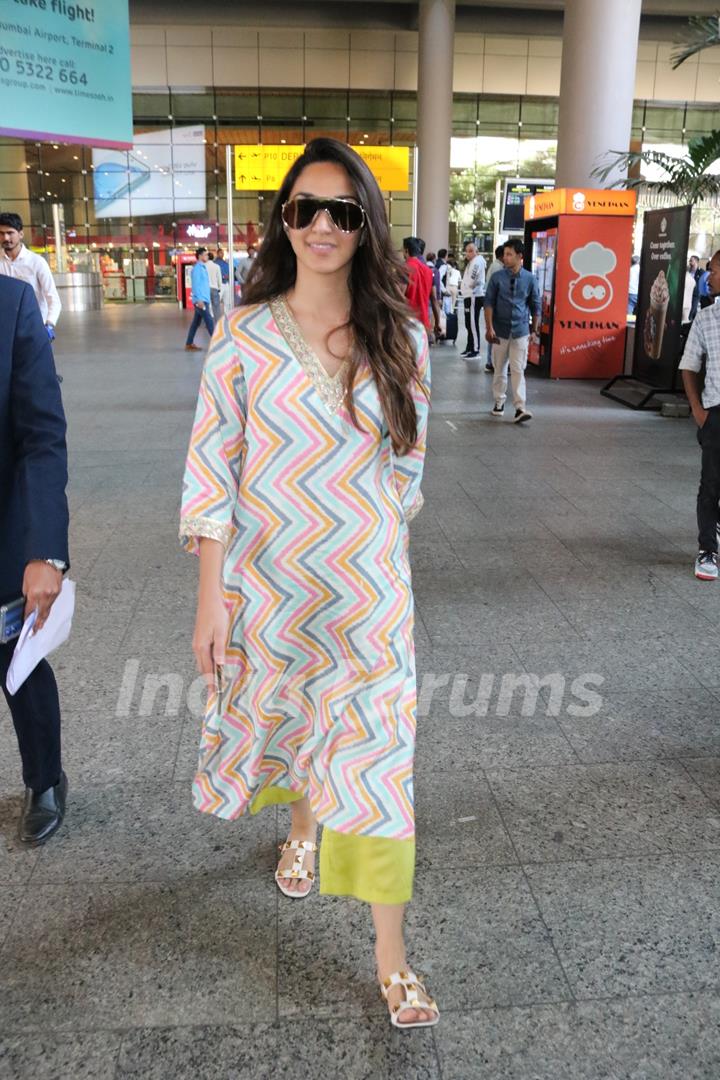 Kiara Advani spotted at the Mumbai airport