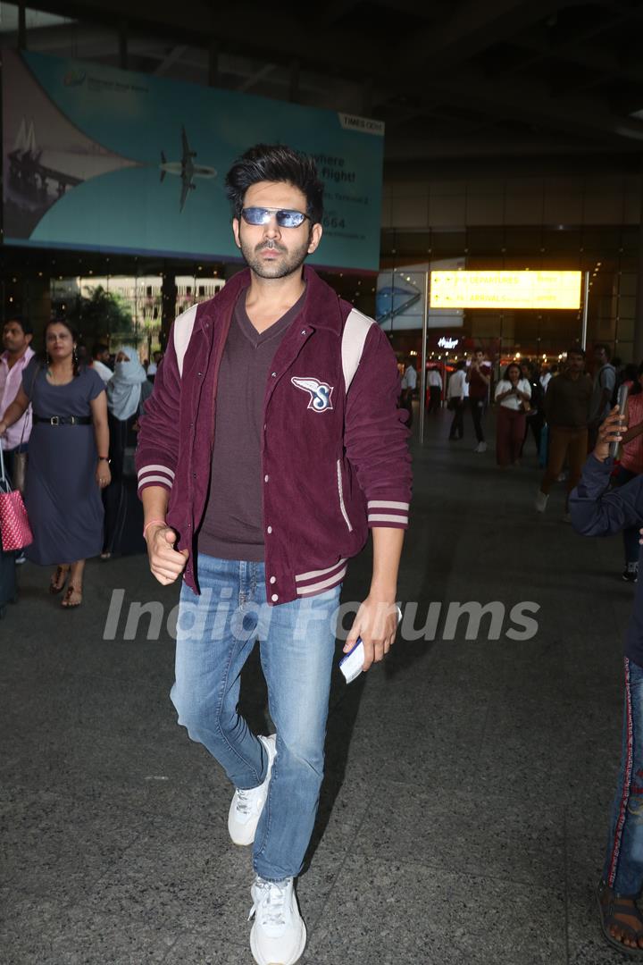 Kartik Aaryan spotted at the Mumbai airport