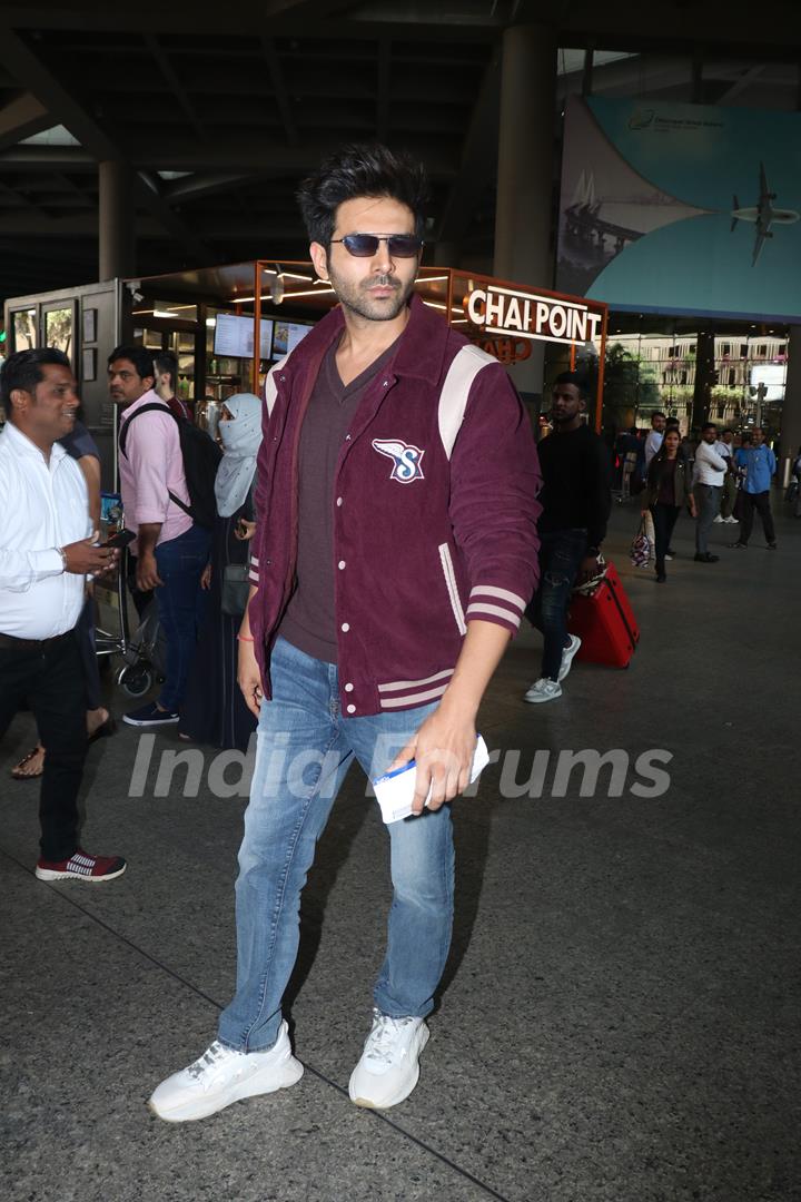 Kartik Aaryan spotted at the Mumbai airport