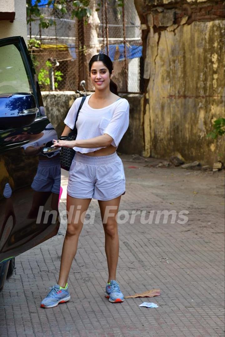 Janhvi Kapoor spotted in Santacruz 