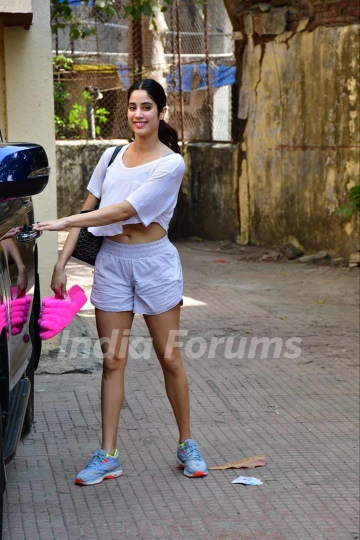 Janhvi Kapoor spotted in Santacruz 