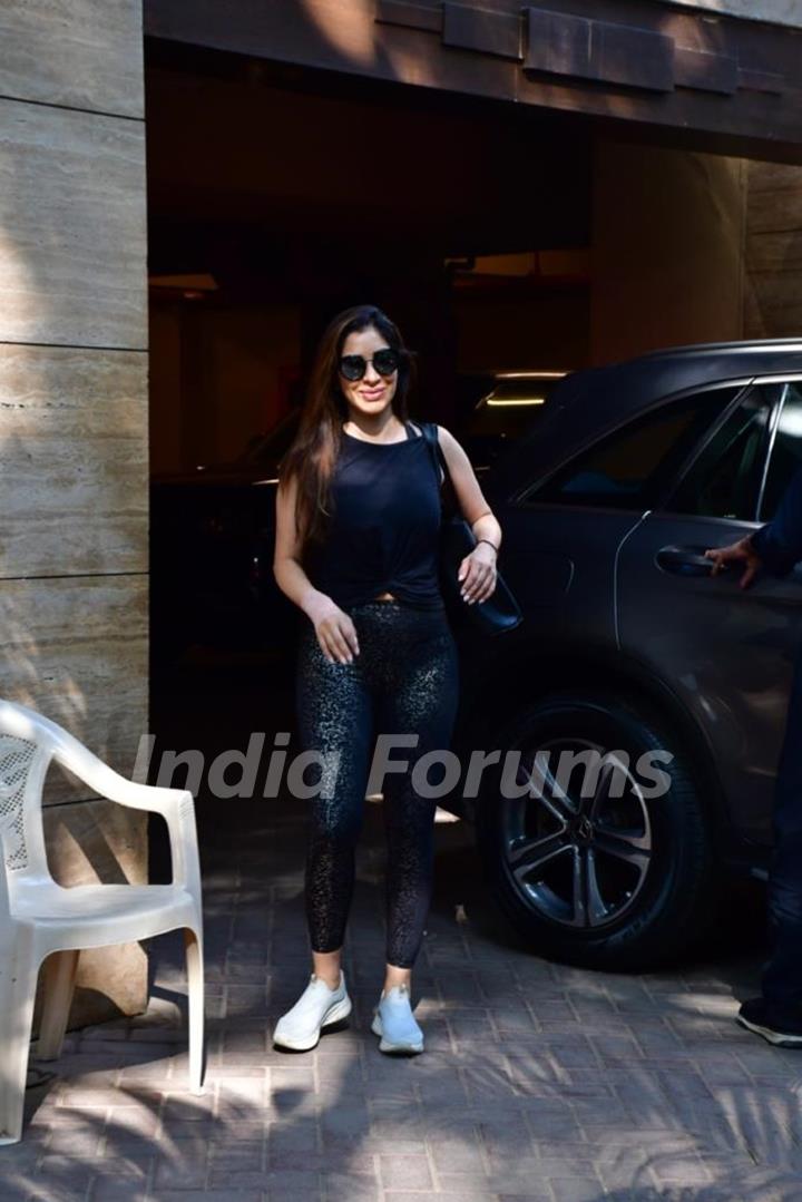 Sophie Choudry spotted in Khar 