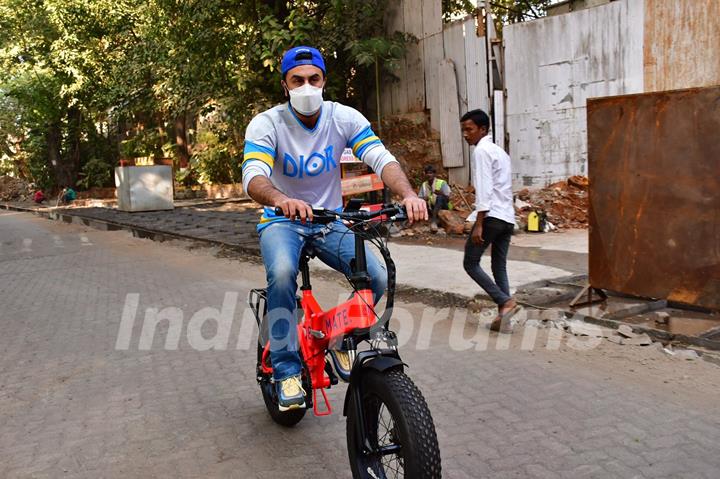 Ranbir Kapoor spotted at Pali Hill 