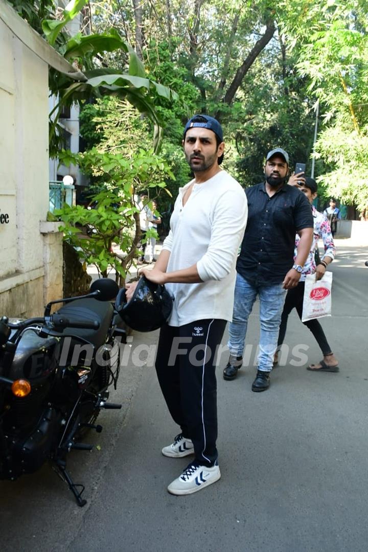 Kartik Aaryan spotted in the city 